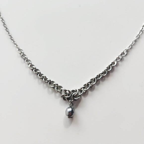 Dainty silver Hematite pearl chainmaille choker necklace with a delicate chain - Picture 4 of 7